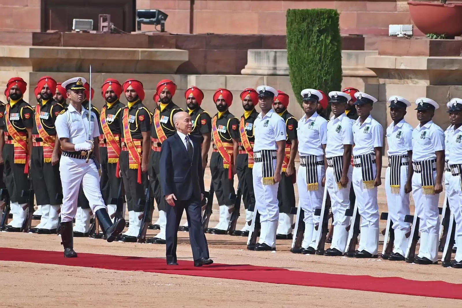 कंबोडिया के राजा का राष्ट्रपति भवन में औपचारिक स्वागत