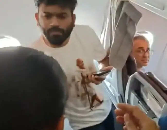 दिल्ली पर कदम रखते ही सीजेपी प्रमुख अभिजीत दीपके पुलिस हिरासत में लिए गए