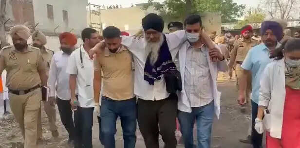 &nbsp;&nbsp;गुरु ग्रंथ साहिब बेअदबी कानून बनने पर 18 माह बाद टावर से उतरा गुरजीत सिंह खालसा