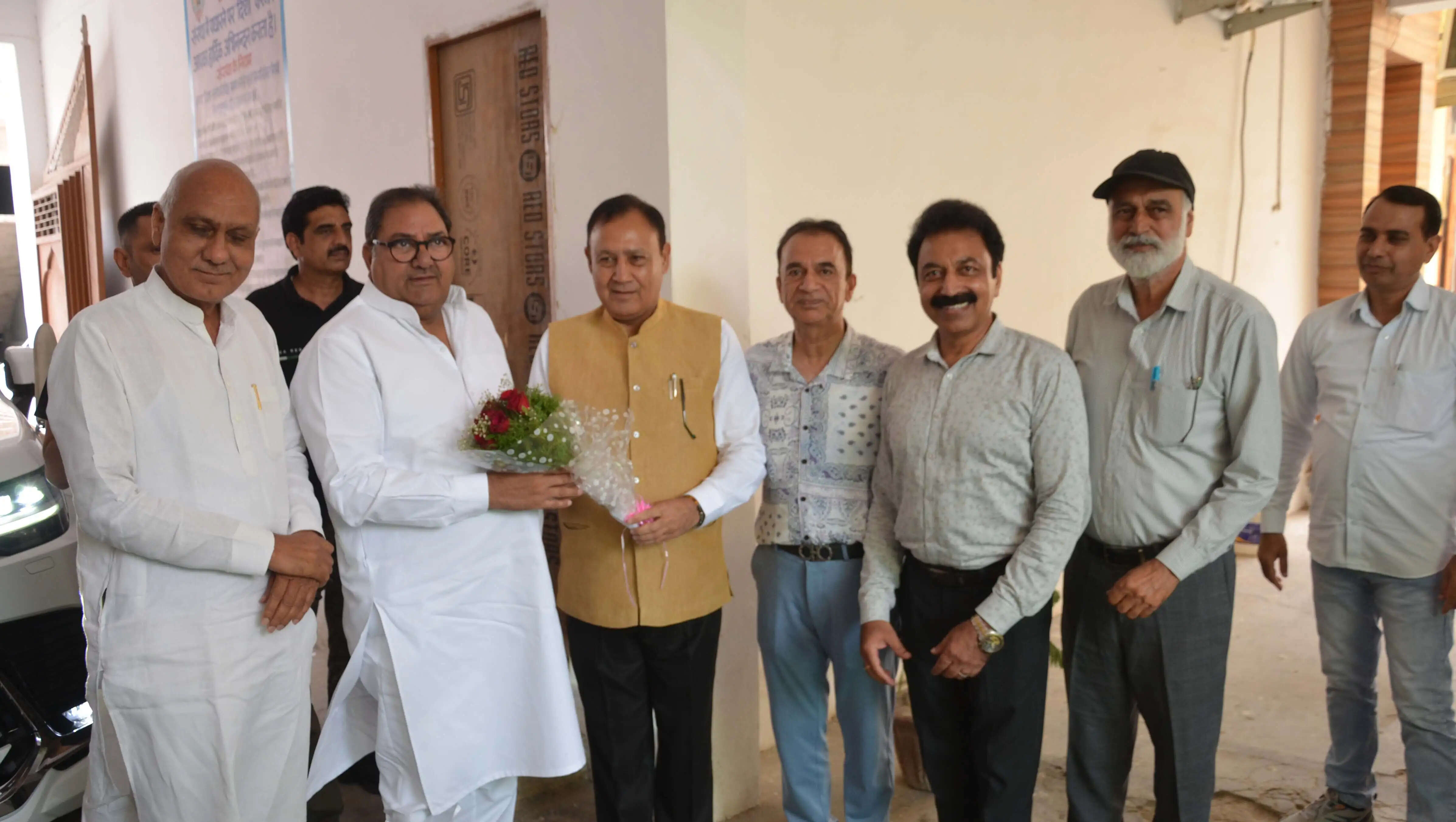 लगभग 25 वर्ष बाद दिशा पहुंचे अभय सिंह चौटाला, विशेष बच्चों के बीच बिताया समय