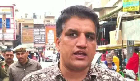 &nbsp;&nbsp;रोहड़ टोल पर स्टंटबाजी करने वाले युवकों को एसीपी ने लगवाए 50-50 सपाटे​​​​​​​