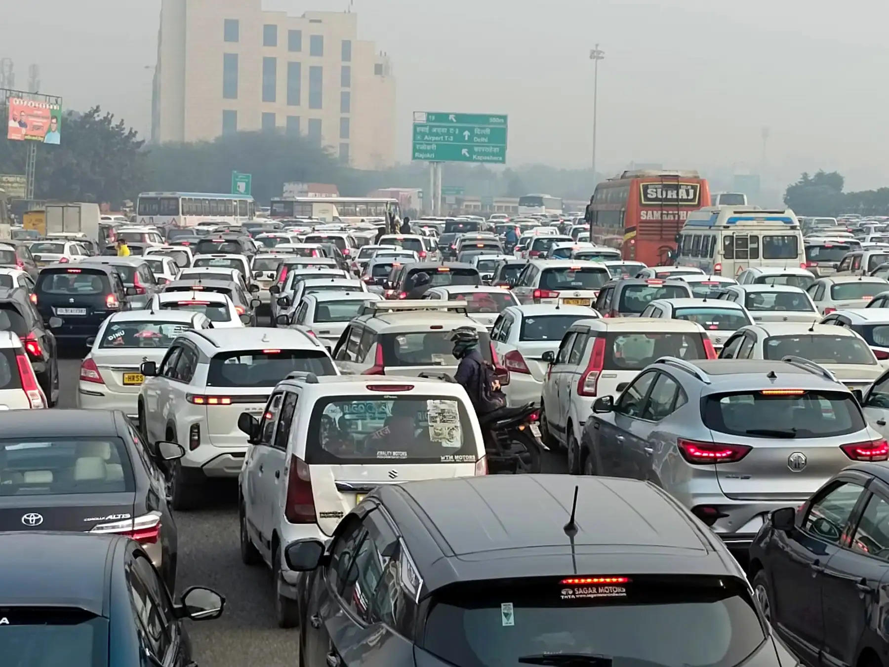 दिल्ली सरहौल टोल पर लगा वाहनों का जाम, बाद में खोली एंट्री