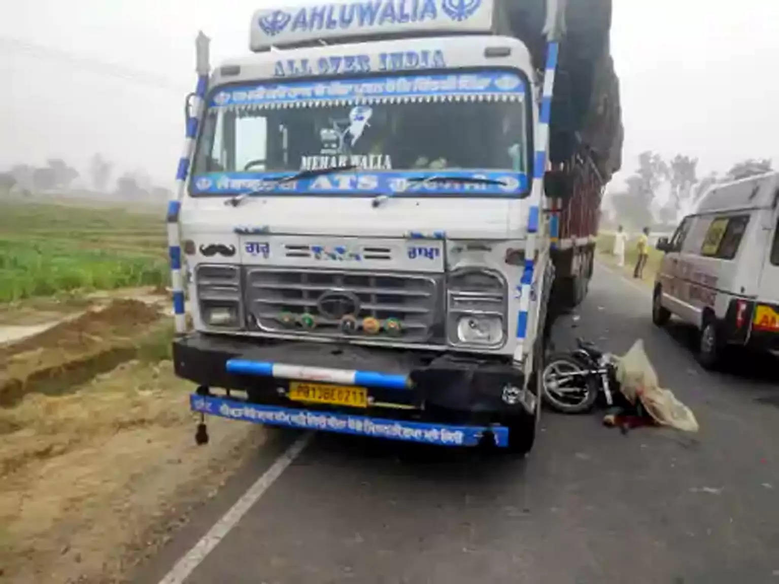   ट्राले ने मोटरसाइकिल में मारी टक्कर, पशु चिकित्सक की मौत