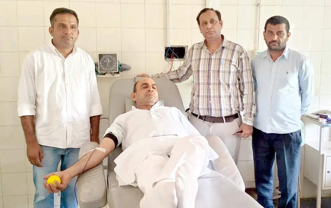 &nbsp;&nbsp;संदीप चौधरी ने अपने 60वें जन्म दिवस पर रक्तदान किया