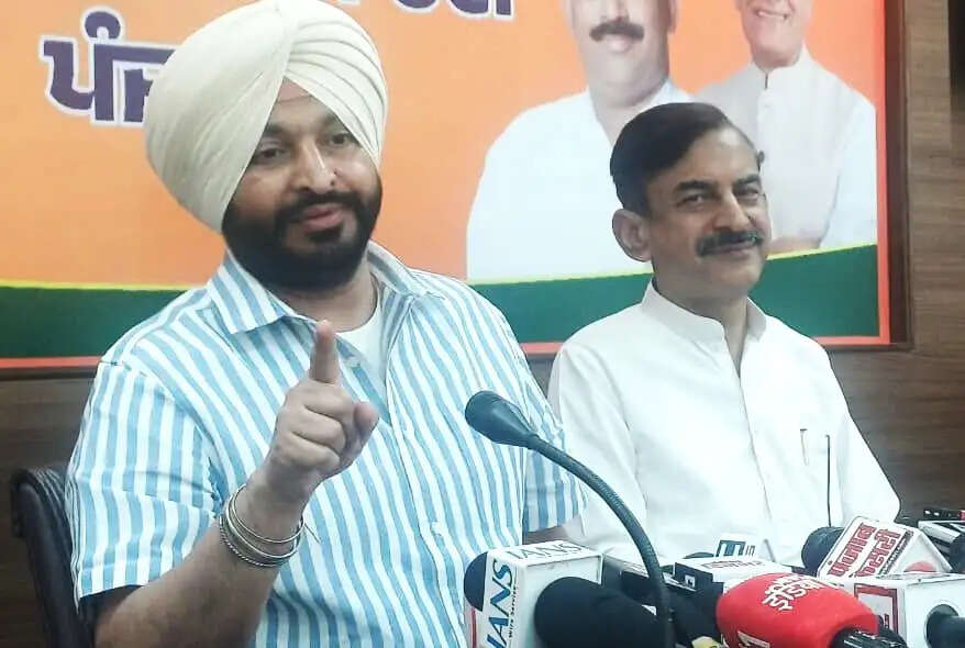 &nbsp;पंजाब को &ldquo;दूसरा अहमद शाह अब्दाली&rdquo; बनकर लूट रहे हैं केजरीवाल : रवनीत सिंह बिट्टू&nbsp;