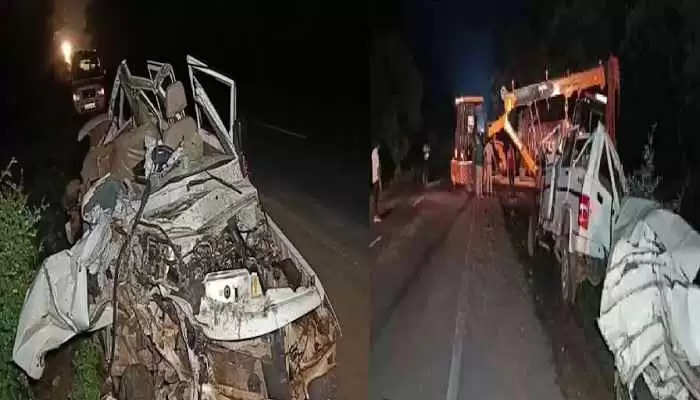 ट्रक और बोलेरो की भीषण टक्कर में 10 लोगों की मौत