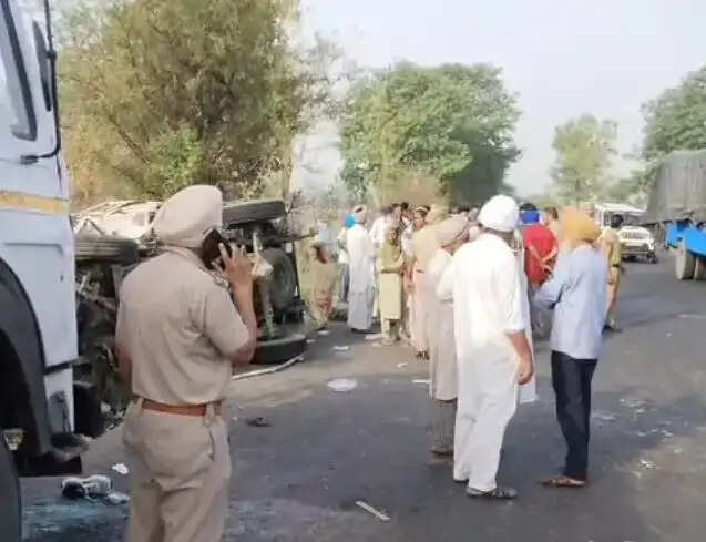 &nbsp;&nbsp;पंजाब:फिरोजपुर में सडक़ हादसा, 8 की मौत 12 घायल