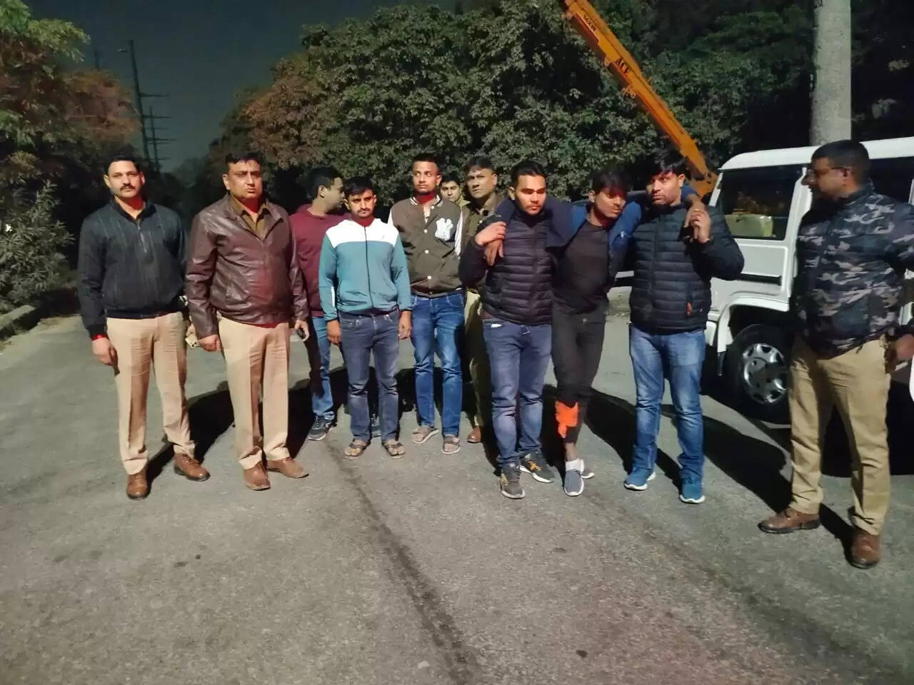 उद्यमी से 50 लाख की रंगदारी मांगने वाले तीन बदमाश मुठभेड़ में गिरफ्तार, एक घायल