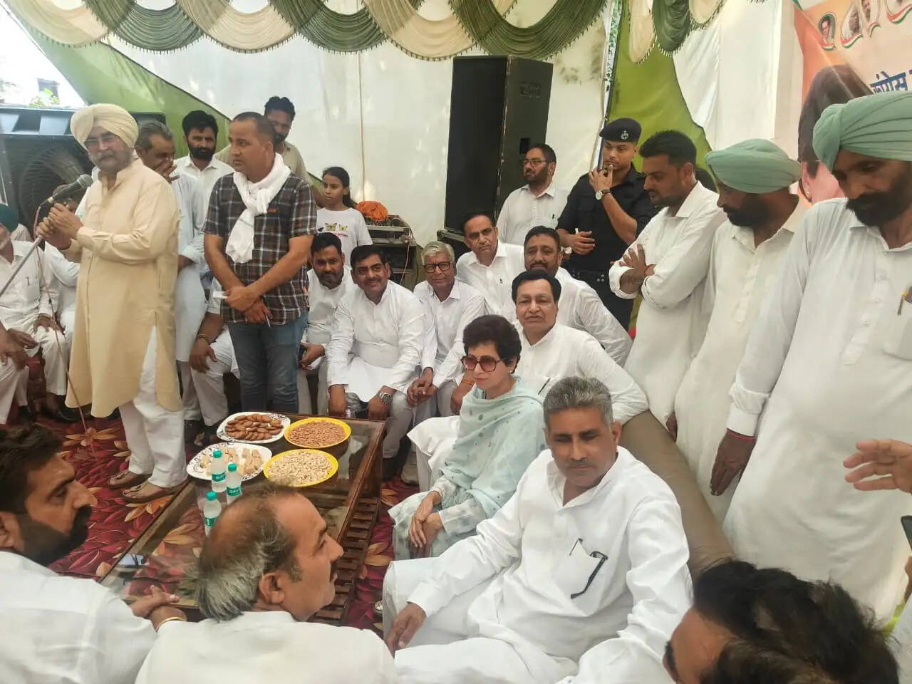 &nbsp;&nbsp;गांव हड़ौली में कांग्रेस कार्यकर्ताओं में जोश भरने पहुंचीं कुमारी सैलजा