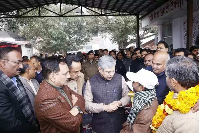   रेल मंत्री ने नई दिल्ली स्टेशन पर ऑटो-टैक्सी पार्किंग शुल्क को घटाकर दी बड़ी सौगात