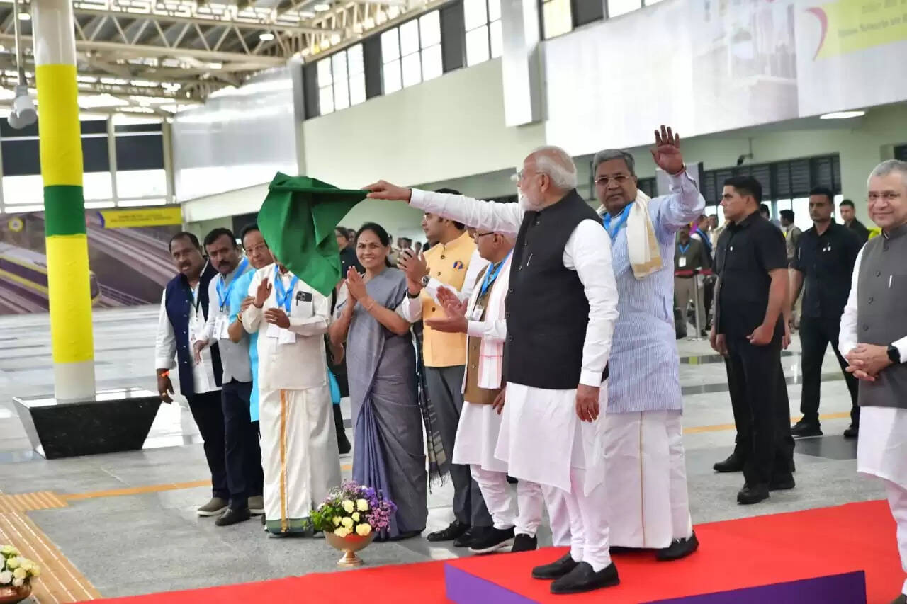 &nbsp;&nbsp;प्रधानमंत्री ने बेंगलुरु में तीन नई वंदे भारत ट्रेनों और मेट्राे को दिखाई हरी झंडी