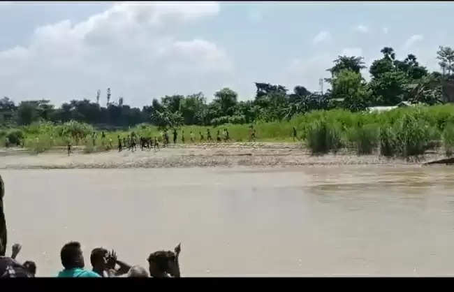 नौका दुर्घटना में लापता 14 लोगों में मासूम का शव नदी तट पर मिला, 13 की तलाश जारी  