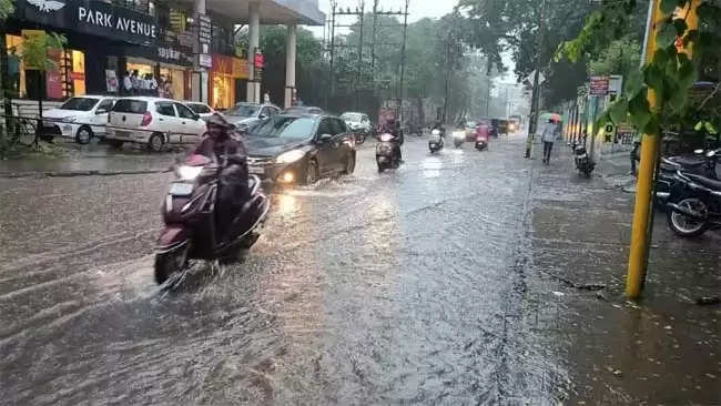 मुंबई पानी-पानी, उपनगरों में भारी बारिश से जनजीवन अस्त-व्यस्त