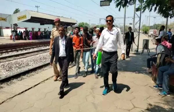  रेल अधिकारियों ने पलामू में विशेष जांच अभियान चलाकर पकड़े 267 बेटिकट यात्री