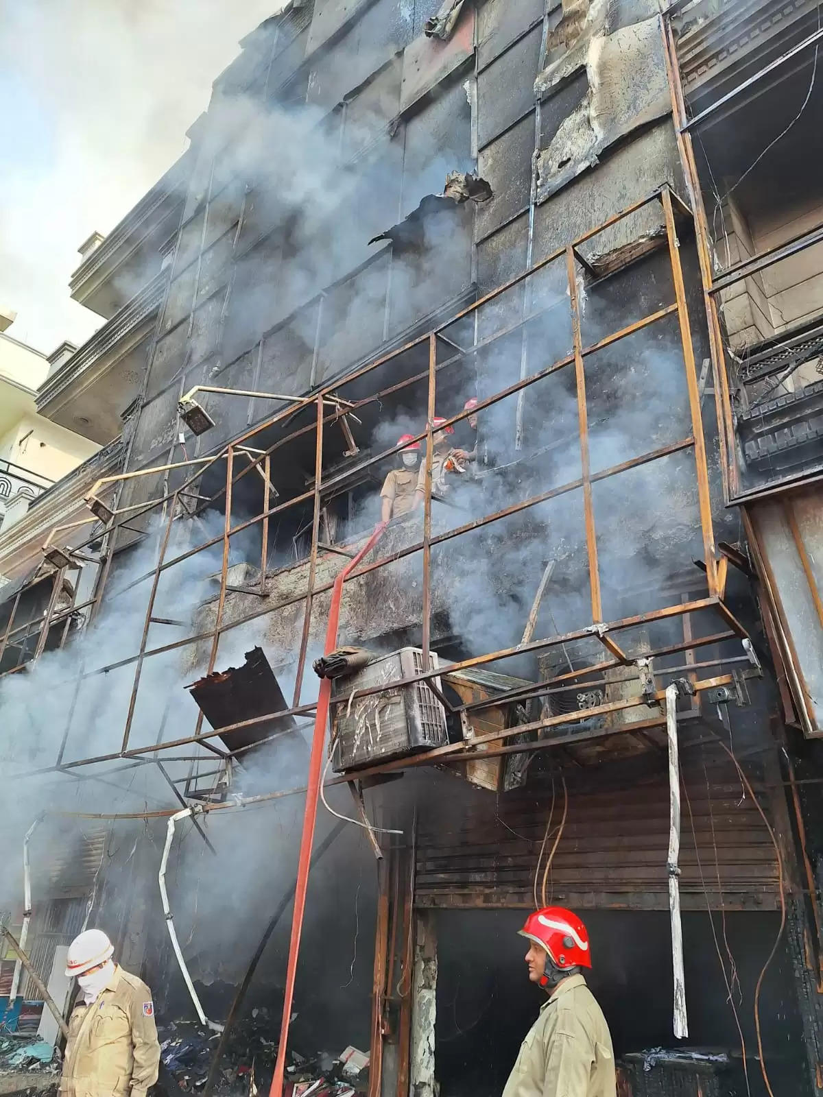 रेमंड के चार मंजिला शोरूम में लगी आग, एक की मौत 