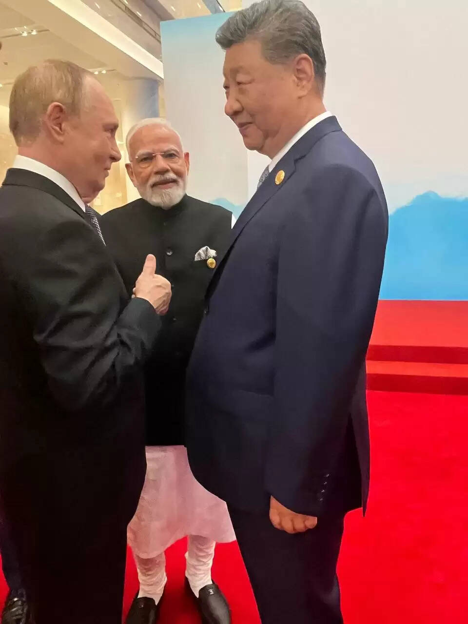 &nbsp;&nbsp;एससीओ शिखर सम्मेलन में मोदी, पुतिन और जिनपिंग की अनौपचारिक वार्ता की तस्वीरें चर्चा में