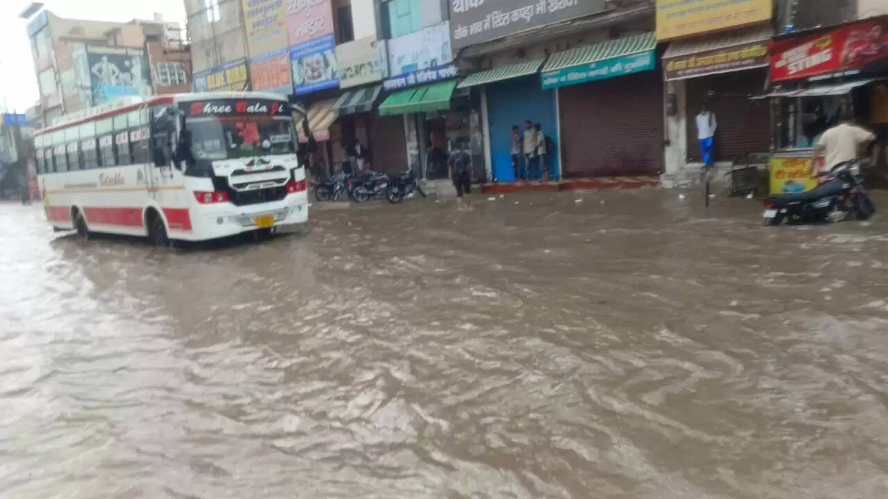 &nbsp;&nbsp;जीद में हुई बारिश से शहर में हुआ जलभराव,लोग परेशान
