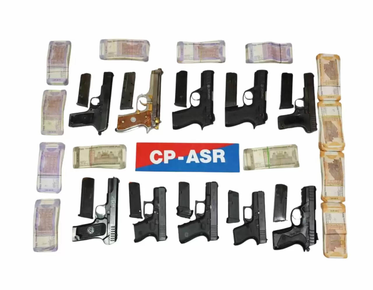 &nbsp;अमृतसर में दस पिस्तौल, 2.5 लाख रुपये हवाला राशि बरामद, तीन गिरफ्तार​​​​​​​