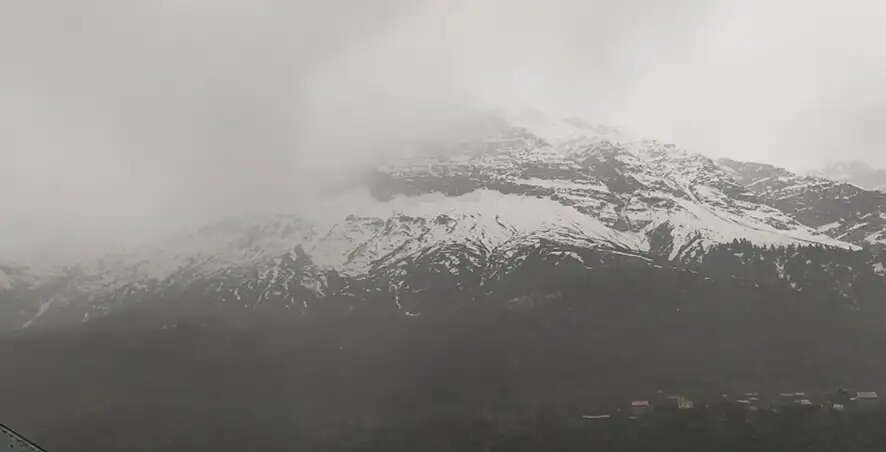 &nbsp;&nbsp;पहाड़ों पर बर्फबारी से लौटी ठंड, मैदानी इलाकों में बारिश से मिली राहत