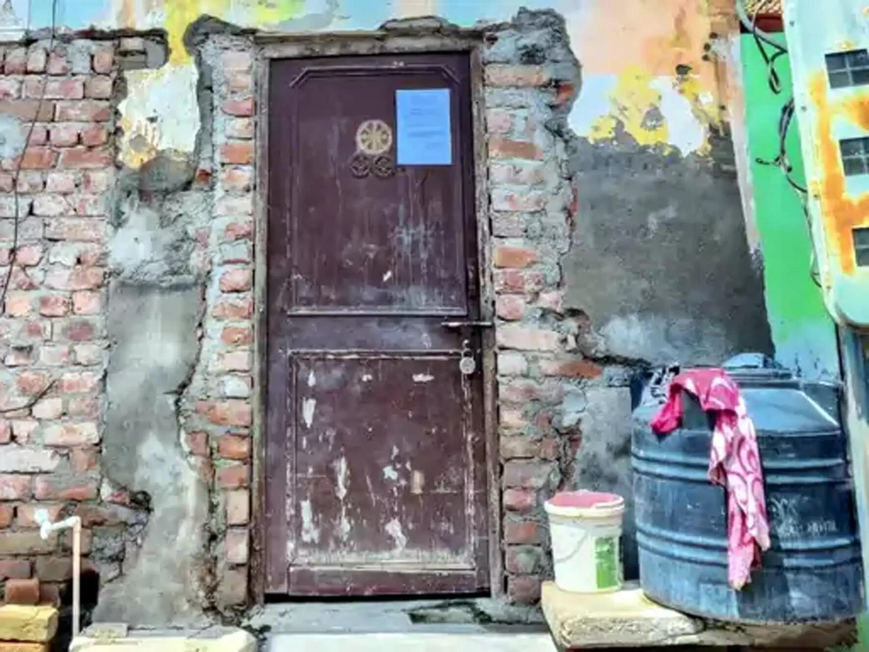 परिजन नहीं माने तो ड्यूटी मजिस्ट्रेट ने घर पर चसपाया नोटिस