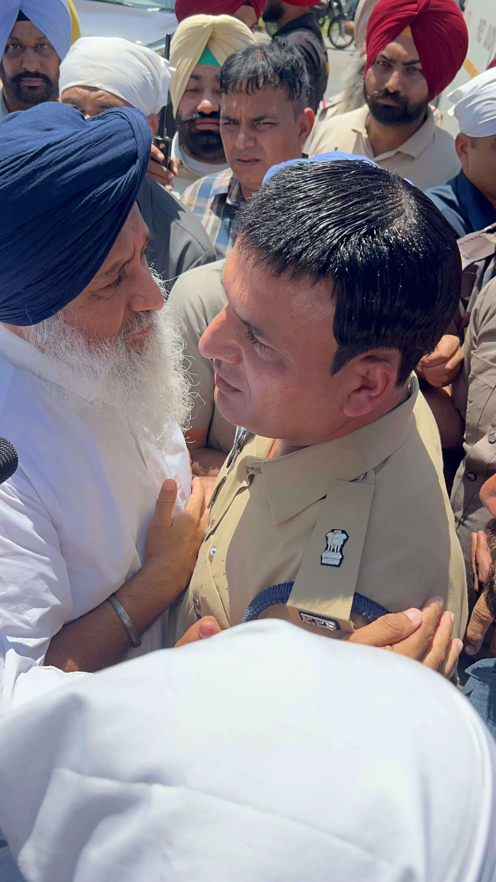 मजीठिया की पेशी से पहले पंजाब में अकाली दल कार्यकर्ताओं का हंगामा, कई नेता घरों में नजरबंद