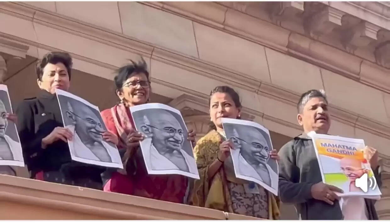 मनरेगा का नाम बदलने के विरोध में संसद भवन पर बापू के समर्थन में नारे, कुमारी शैलजा ने किया शांतिपूर्ण प्रदर्शन