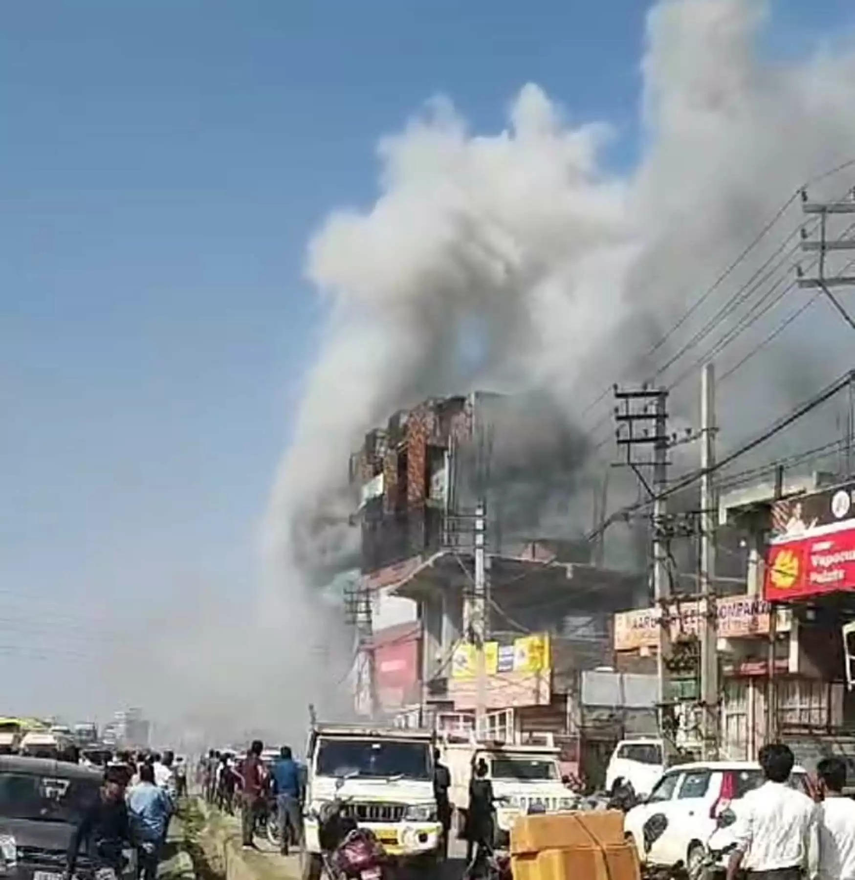  मानेसर में हार्डवेयर की दुकान में लगी भयंकर आग में लाखों का सामान स्वाहा