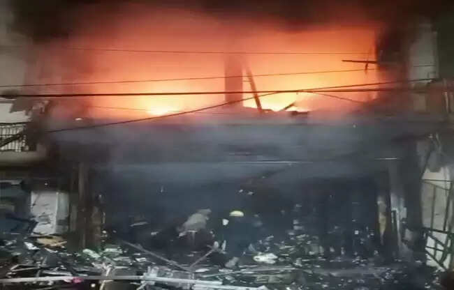 सोनीपत के गन्नौर में तीन मंजिला जनरल स्टोर में आग से करोड़ों का नुकसान