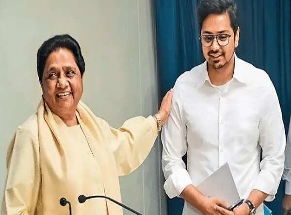 भतीजे आकाश आनंद के बचाव में उतरीं मायावती, विपक्षी दलों को घेरा