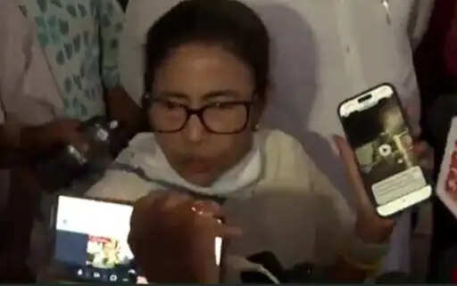 &nbsp;&nbsp;ममता बनर्जी ने भवानीपुर में बूथों का निरीक्षण कर चुनाव आयोग पर गंभीर आरोप जड़े