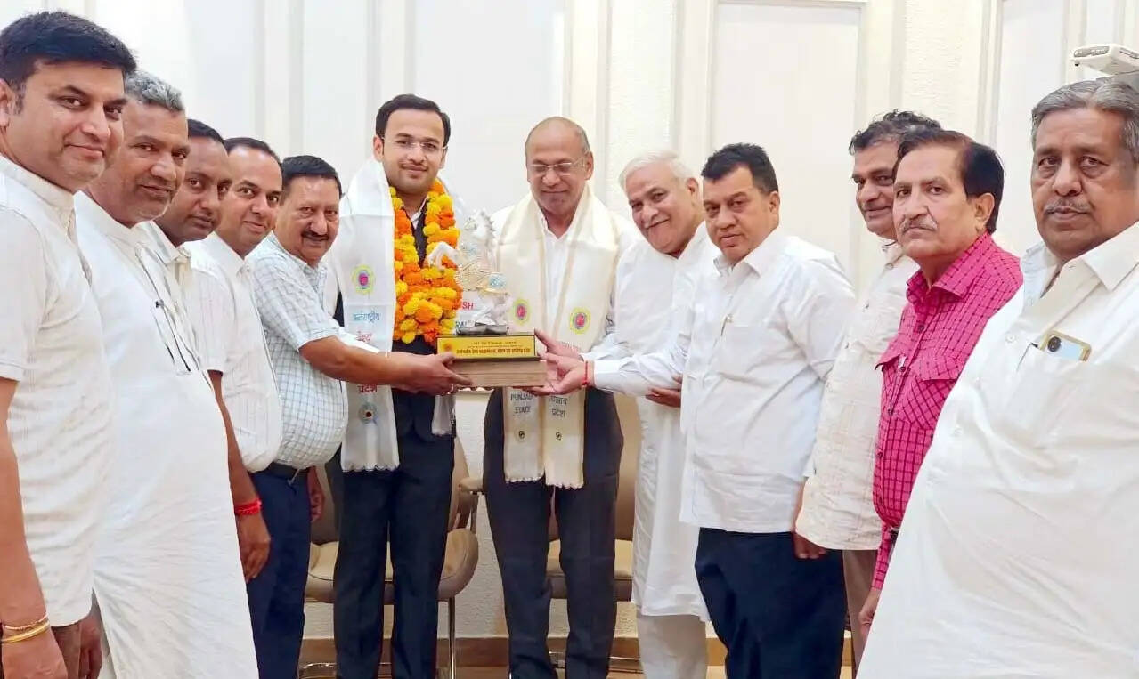 सहायक जिला न्यायवादी नियुक्त होने पर दिनेश गोयल को ओपी जिंदल अवार्ड से सम्मानित किया गया