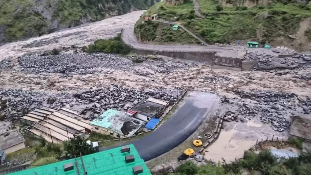 चीन मा तक पहुंच वाला जाेशीमठसी -मलारी मार्ग पर बना पुल बहा, चारधाम के मार्ग भी बंद