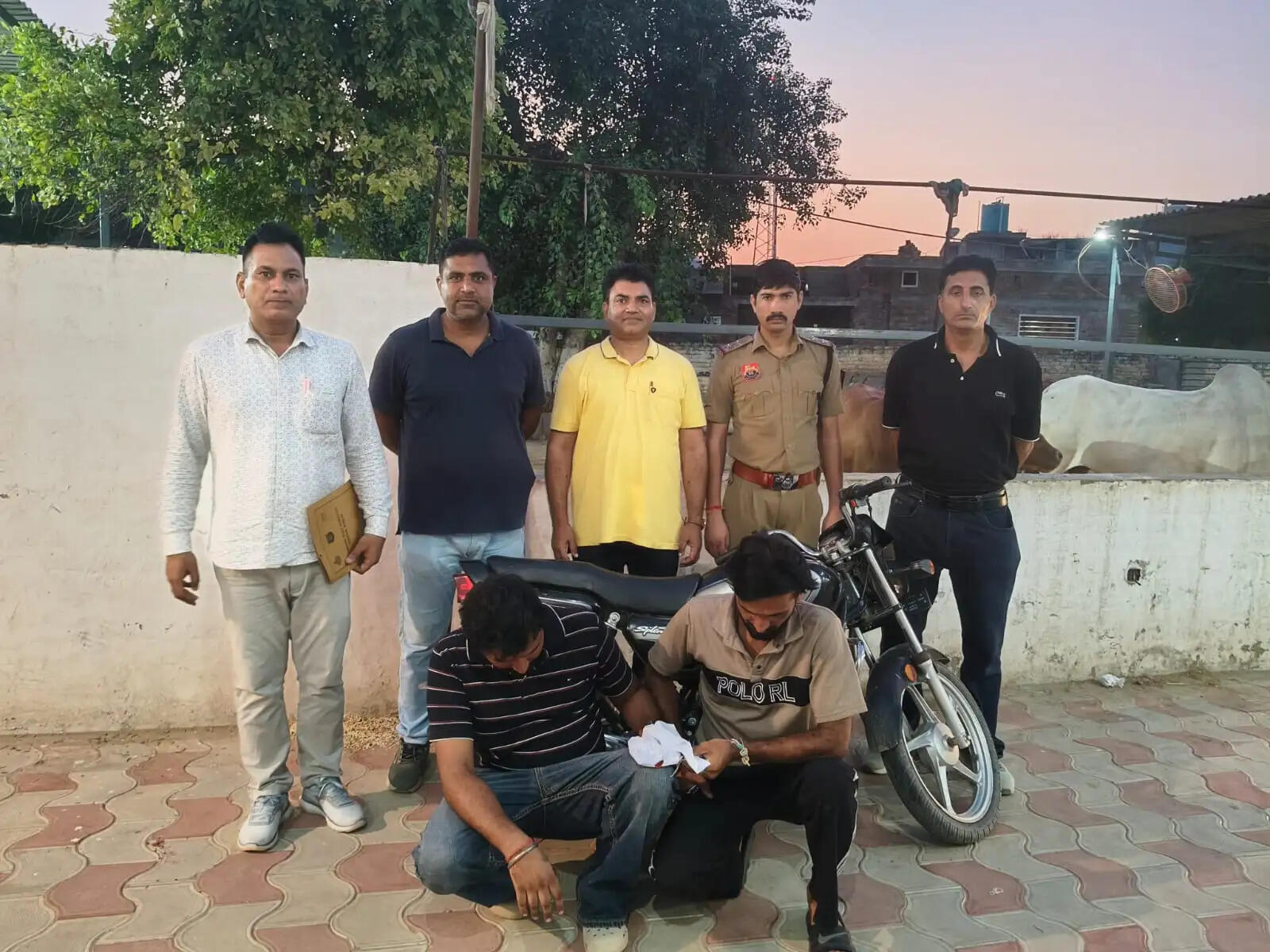 रतिया में दो नशा तस्कर गिरफ्तार, बाइक के बाइजर में छिपाकर रखी थी हेरोइन, पुरानी गौशाला के पास पुलिस को देखकर भागने की कोशिश, टीम ने दोनों को मौके पर दबोचा