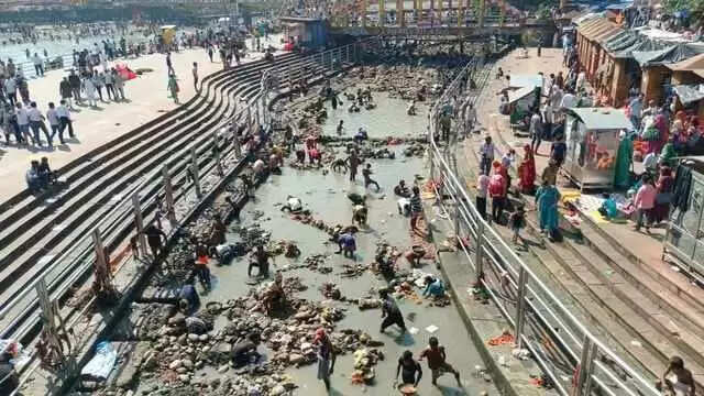 गंग नहर 20 दिनों के लिए बंद हाेने से हर की पैड़ी में स्नान करने आ रहे श्रद्धालु परेशान