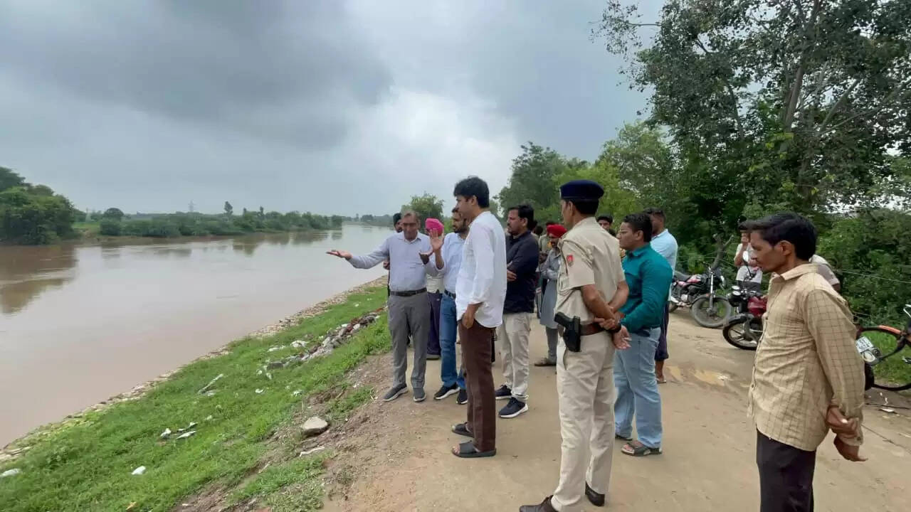 नागरिक बिना आवश्यक कार्य घर से न निकलें बाहर, नदी-नालों और बिजली पोल से बनाए रखें दूरी : उपायुक्त शांतनु शर्मा