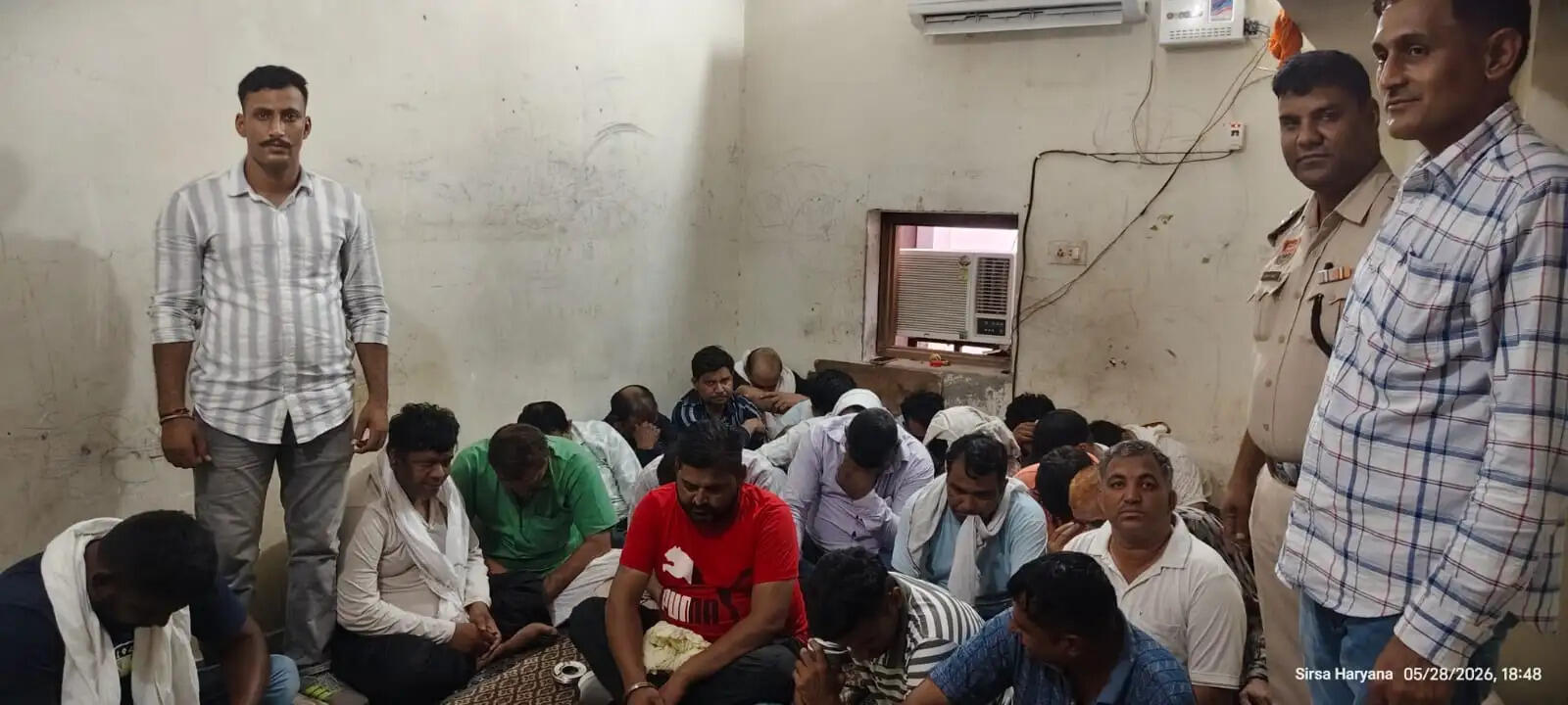 &nbsp; पुलिस जुआरियों पर बड़ी कार्रवाई,जुआ खेल रहे 25 लोग गिरफ्तार, 5.71 लाख रुपये बरामद ।