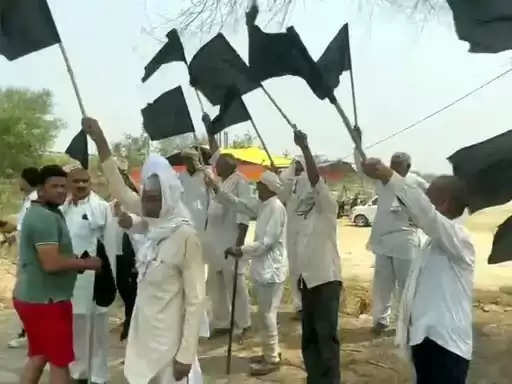   ग्रामीणों ने भाजपा प्रत्याशी गुर्जर को दिखाए काले झंडे