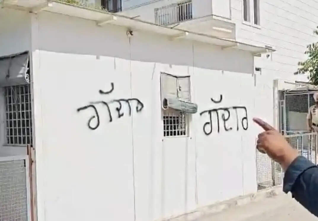 &nbsp;जालंधर में हरभजन सिंह के घर के बाहर लिखा 'गद्दार'