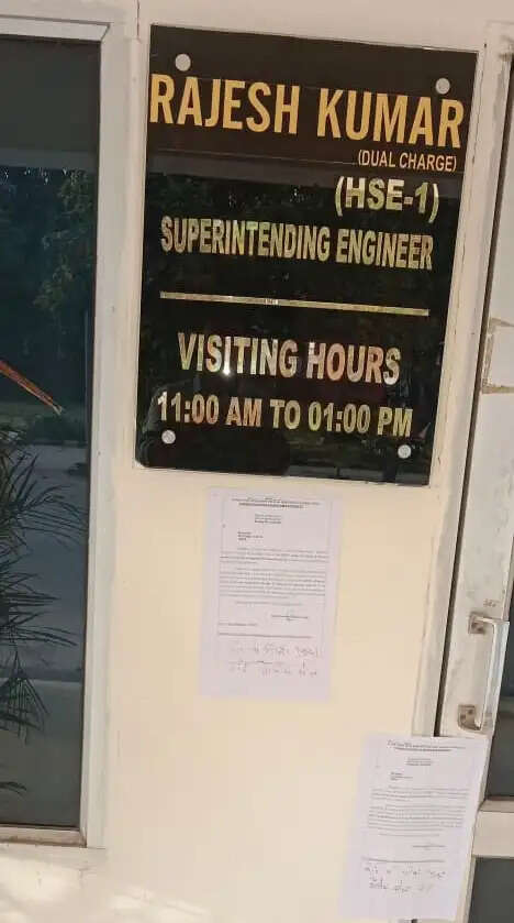 जमीन अधिग्रहण की राशि न देने पर सिंचाई विभाग का एसई कार्यालय सील