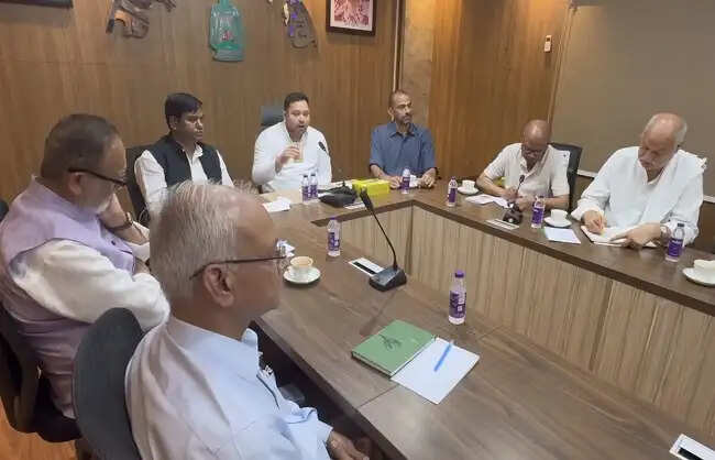 पटना में महागठबंधन घटक दलों की बैठक में एकजुटता मजबूत करने को लेकर बनी सहमति