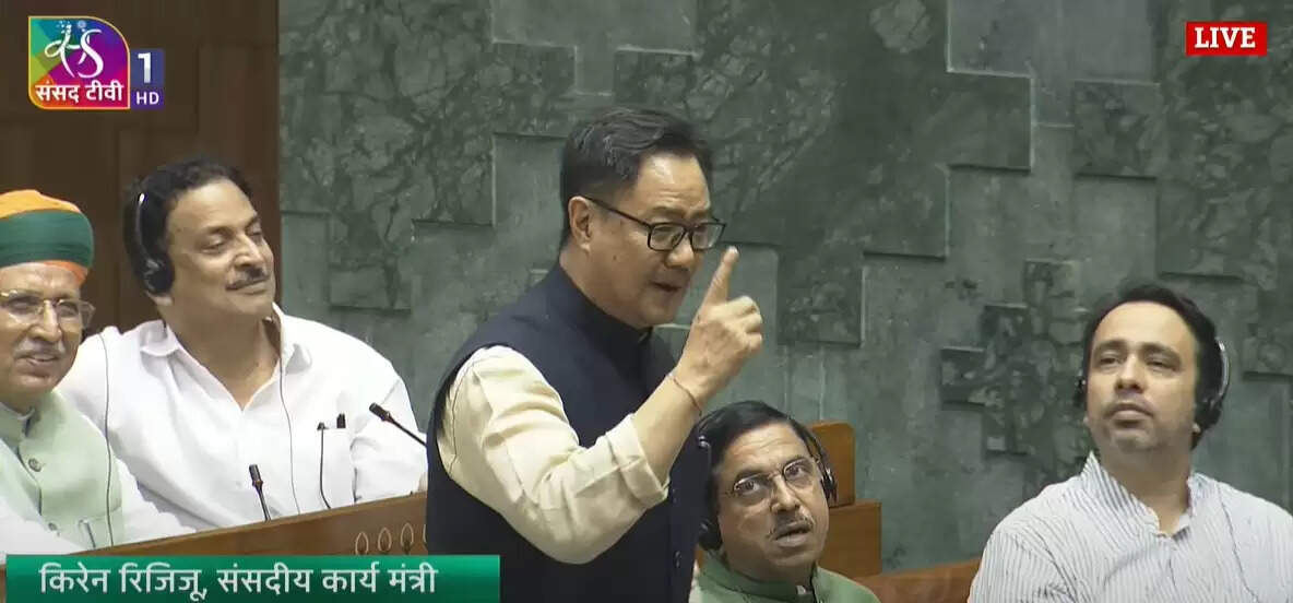 &nbsp;&nbsp;कागज़ फाड़कर चेयर पर फेंकना शर्मनाक : लोकसभा में विपक्ष के हंगामे पर किरेन रिजिजू का तीखा हमला
