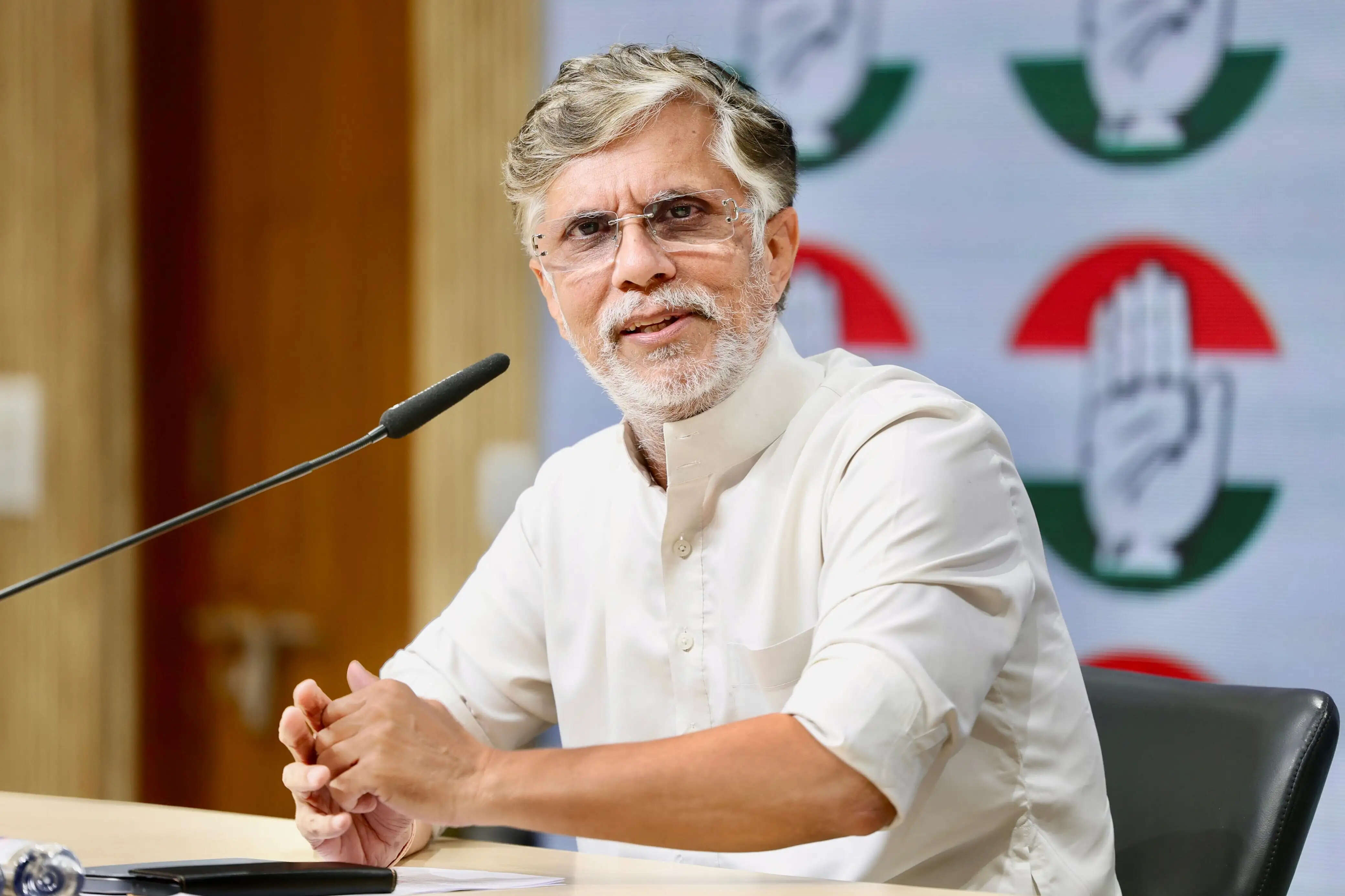 नीट पेपर लीक मामले में जवाबदेही से बच रही सरकारः कांग्रेस