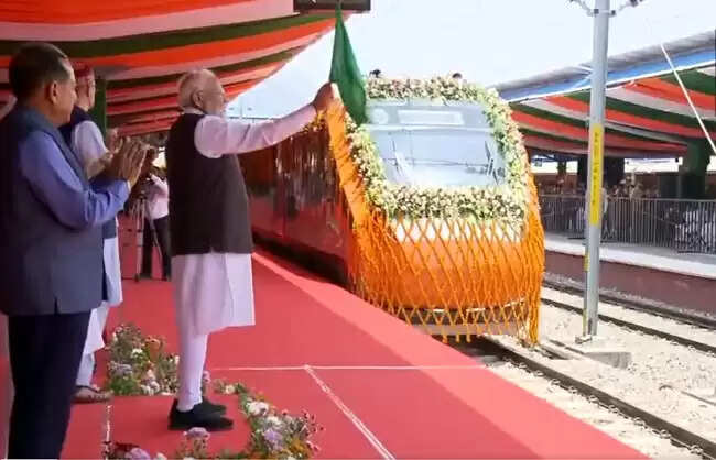&nbsp;प्रधानमंत्री ने चिनाब रेलवे पुल का किया उद्घाटन, वंदेभारत ट्रेन को दिखाई हरी झंडी