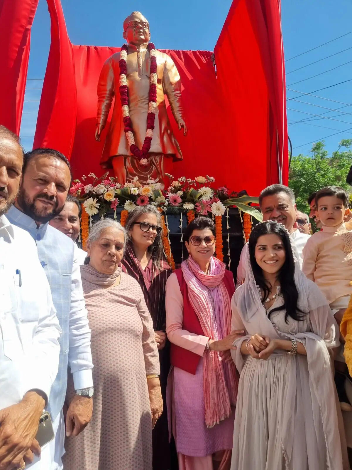 सांसद सैलजा ने किया चौधरी भजनलाल की प्रतिमा का अनावरण भाजपा धर्म के नाम पर लोगों को बांट रही है