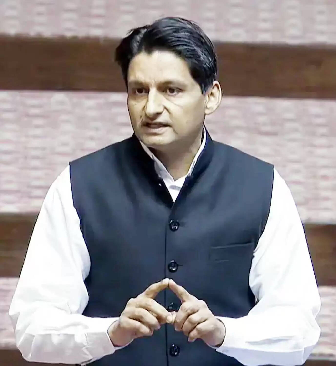 &nbsp;गुरुग्राम की बदहाली का पूरी दुनिया को पता, संसद में सरकार कह रही कोई समस्या नहीं: दीपेंद्र हुड्डा