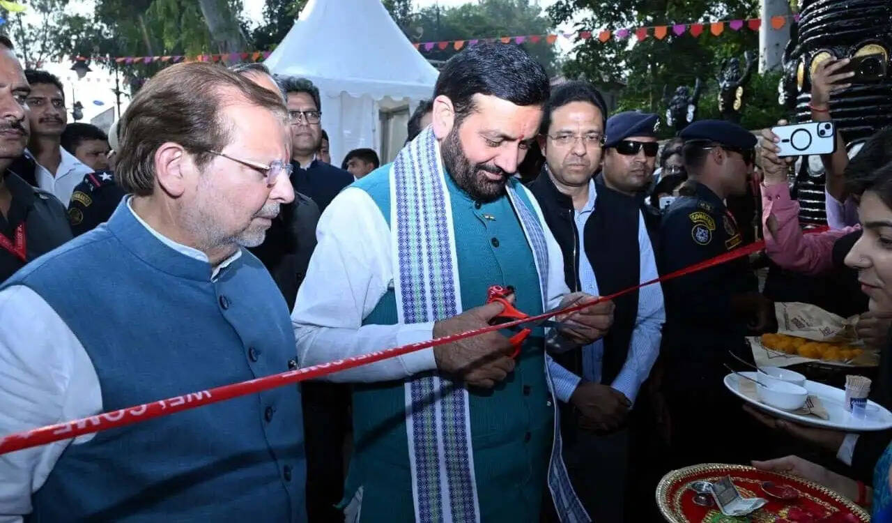 &nbsp;&nbsp;फरीदाबाद : सूरजकुंड दिवाली मेले से स्वदेशी उत्पादों और कारीगरों को मिल रहा नया बाजार: नायब सैनी