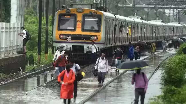 &nbsp;महाराष्ट्र के मुंबई और ठाणे के लिए ऑरेंज अलर्ट, रेलवे सेवा प्रभावित
