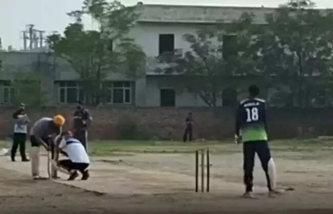 &nbsp;&nbsp;क्रिकेट खेलते-खेलते मैदान में दिल का दौरा पड़ने से खिलाड़ी का निधन