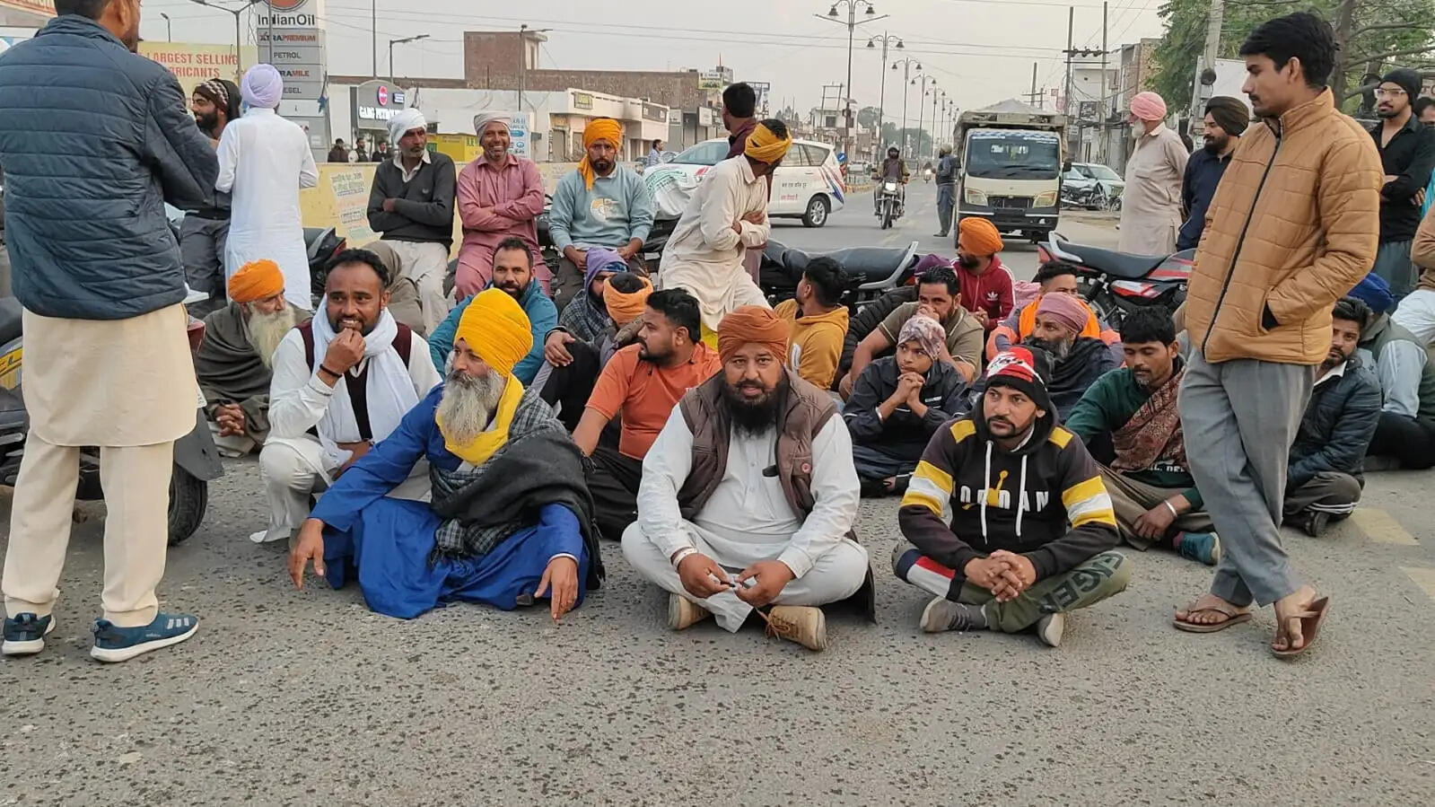 &nbsp;&nbsp;गैस सिलेंडर की समस्या से परेशान उपभोक्ताओं ने लगाया जाम, एजेंसी का किया घेराव