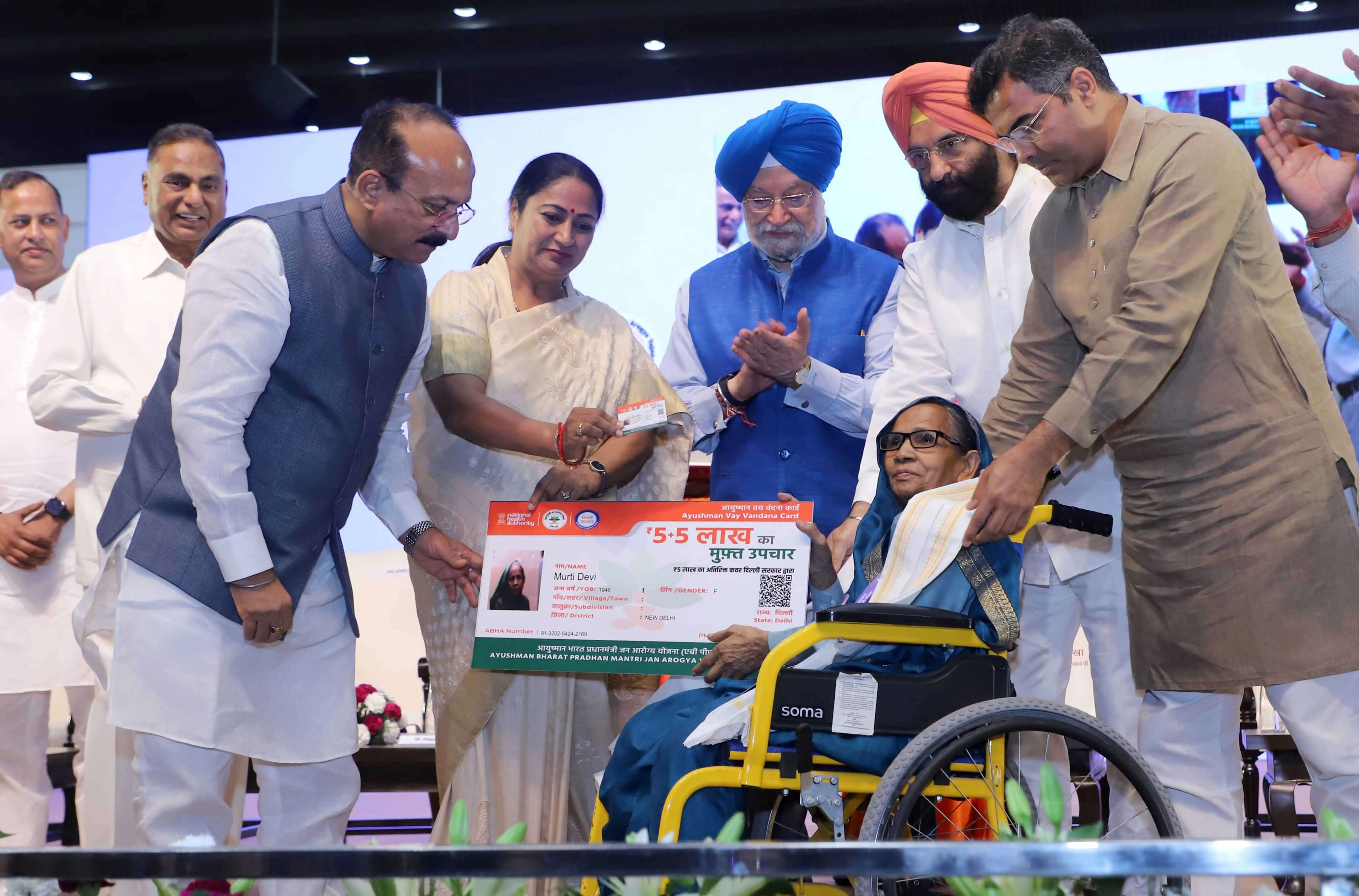 दिल्ली में आयुष्मान भारत प्रधानमंत्री वय वंदना योजना शुरू, सीएम ने वरिष्ठ नागरिकों को दिए कार्ड